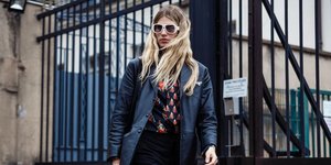 γυναίκα με τζάκετ στην εβδομάδα μόδας