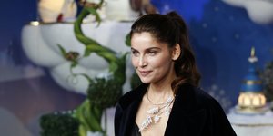 Η Λετίσια Κάστα με κοτσίδα και κολιέ