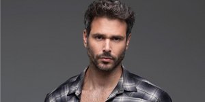 O Μιχάλης Λεβεντογιάννης με καρό πουκάμισο