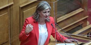 Η βουλευτής του ΚΙΝΑΛ Ευαγγελία Λιακούλη στο βήμα της Βουλής