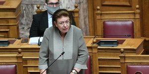 Η Λίνα Μενδώνη στη Βουλή