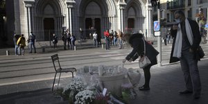 Πολίτες αφήνουν λουλούδια έξω από τη βασιλική Νότρ Νταμ στη Νίκαια