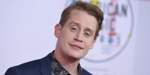 Ο Μακόλεϊ Κάλκιν με μπλε σακάκι 