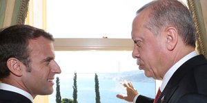 Μακρόν και Ερντογάν μπροστά σε παράθυρο