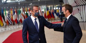 Μακρόν και Μητσοτάκης με μάσκες στην είσοδο της ΕΕ