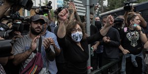 Η Μάγδα Φύσσα ανάμεσα σε φωτορεπόρτερ