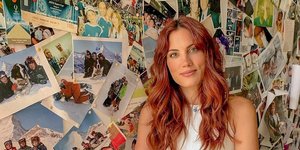 Η Μαίρη Συνατσάκη με λευκό τοπ 