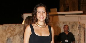 Η Μαρία Ελένη Λυκουρέζου με μαύρο τοπ και φούστα 