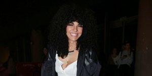 Μαρία Σολωμού με μαύρα ρούχα και λευκό Tshirt