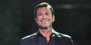 Ο Μάριος Φραγκούλης με κοστούμι τραγουδάει στο Ηρώδειο