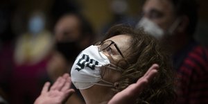 Η Μάγδα Φύσα με τα χέρια ψηλά μετά την απόφαση του δικαστηρίου για την Χρυσή Αυγή
