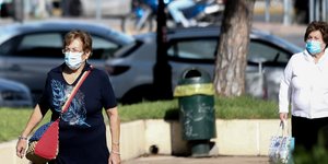 Μάσκες παντού από σήμερα και απαγόρευση κυκλοφορίας το βράδυ 