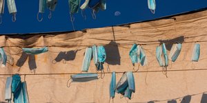 Μάσκες απλωμένες σε σχοινιά