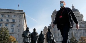 Πολίτης με μάσκα σε εξωτερικό χώρο στη Βρετανία