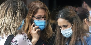 Τρεις γυναίκες με μάσκες κατά του κορωνοϊού
