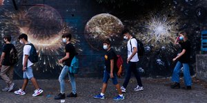 Μαθητές στην Ιταλία προχωρούν με τις τσάντες στην πλάτη