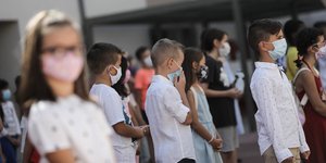 Μαθητές σε προαύλιο σχολείου με μάσκες