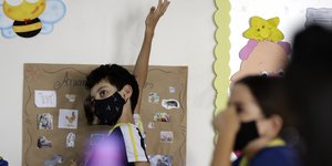 μαθητης με μασκα σηκωνει χερι 