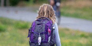 Μαθήτρια με τσάντα