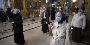 με αποστασεις και μασκες εκκλησια 