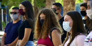 με άσπρες, μαυρες μπορντω μασκες 