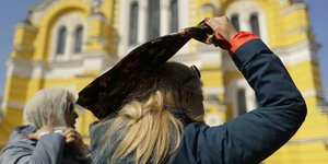 με μαντιλια μπροστα σε εκκλησια