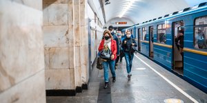 μαρμαρο στον τοιχο στο μετρο