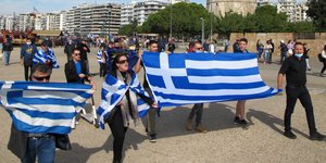 με σημαιες στην παραλια 