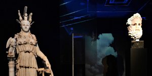 Αγαλμάτιο της θεάς Αθηνάς και μαρμάρινη κεφαλή αγάλματος υπερφυσικού μεγέθους, πιθανώς του Παντεπόπτη Δία