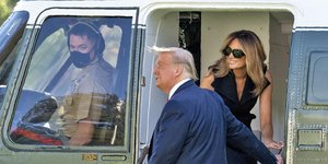 Μελάνια και Ντόναλντ Τραμπ χαμογελαστοί στο προεδρικό ελικόπτερο