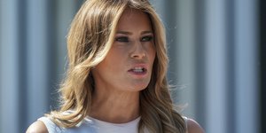 Η Μελάνια Τραμπ με λευκό φόρεμα και θυμωμένη