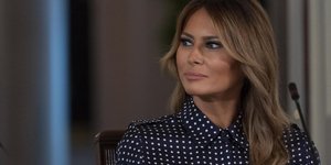 Η Πρώτη Κυρία των ΗΠΑ, Μελάνια Τραμπ με μπλε πουά φόρεμα 