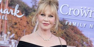 Η Μέλανι Γκρίφιθ με στράπλες φόρεμα/Φωτογραφία: ΑP images