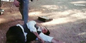 Ο Μελέτης (Γιώργος Γεροντιδάκης) στο έδαφος από το χέρι του Μιλτιάδη (Γιώργου Γάλλου) στις «Άγριες Μέλισσες»