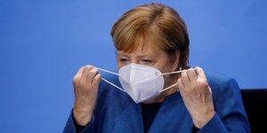 Η Ανγκελα Μέρκελ με μάσκα 