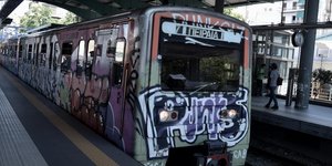 Συρμός του ΗΣΑΠ πλησιάζει σε σταθμό του ηλεκτρικού