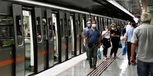 Επιβάτες σε πλατφόρμα σταθμού του Μετρό