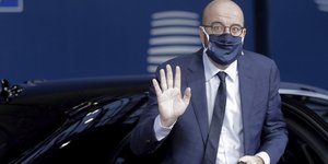 Σαρλ Μισέλ χαιρετάει