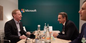 Ο Κυριάκος Μητσοτάκης με τον πρόεδρο της Microsoft, Brad Smith
