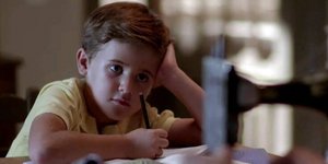 Ο μικρός Σέργιος (Σπύρος Ντούγιας) σε σκηνή από τη σειρά «Άγριες Μέλισσες»