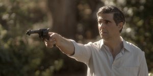 Ο Μιλτιάδης σημαδεύει τον Δούκα με το όπλο στις «Άγριες Μέλισσες»