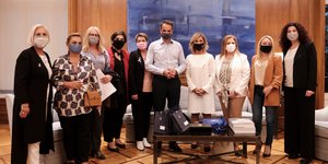 Ο Κυριάκος Μητσοτάκης με γυναίκες που νίκησαν τον καρκίνο του μαστού