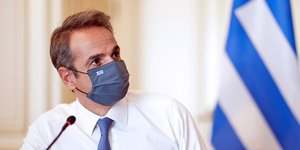 Ο Κυριάκος Μητσοτάκης με μάσκα την ώρα τηλεδιάσκεψης