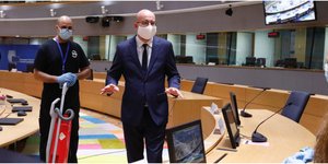 Κυριάκος Μητσοτάκης με Σαρλ Μισέλ, Μακρόν, Φον ντερ Λάιεν και Αναστασιάδη-Φωτογραφία: AP