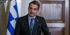 μητσοτακης διπλα σε σημαια