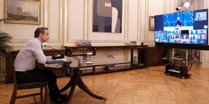 Ο Κυριάκος Μητσοτάκης κατά την τηλεδιάσκεψη με τους «27» 