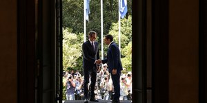 Κυριάκος Μητσοτάκης και Αλέξης Τσίπρας στην είσοδο του Μεγάρου Μαξίμου