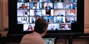 Ο πρωθυπουργός στο υπουργικό 