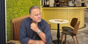 Ο Μιχάλης Κεφαλογιάννης με γκρι πουκάμισο