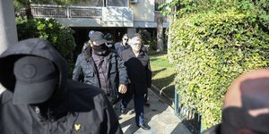 Ο Μιχαλολιάκος ανάμεσα σε αστυνομικούς